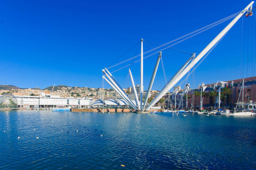 Aussicht auf den alten Hafen in Genua, Italien