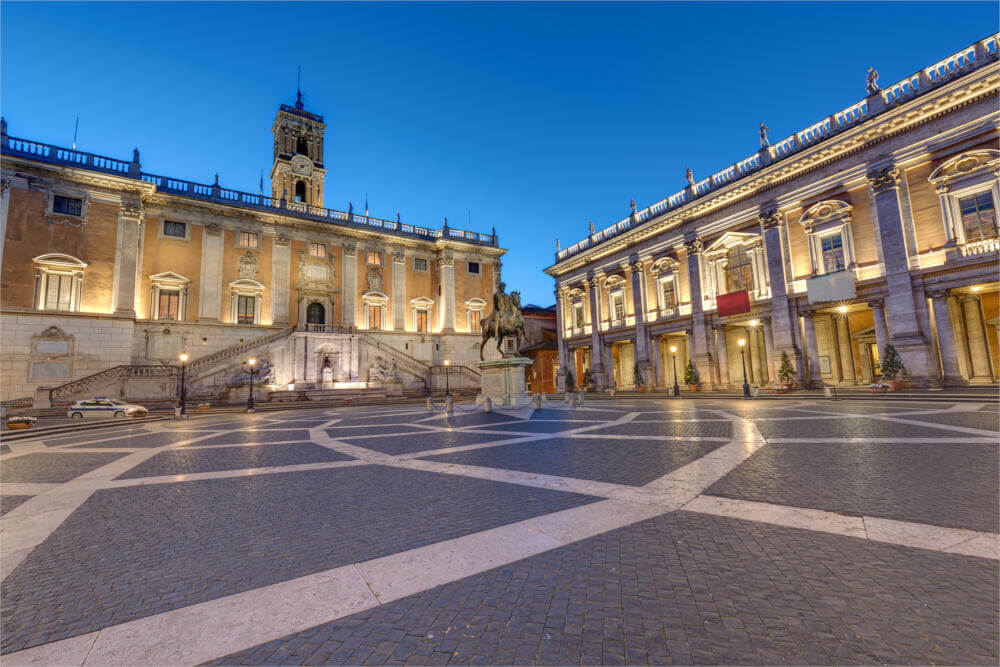 Das Kapitolinische Museum (Musei Capitolini) mit der Piazza del Campidoglio in Rom.