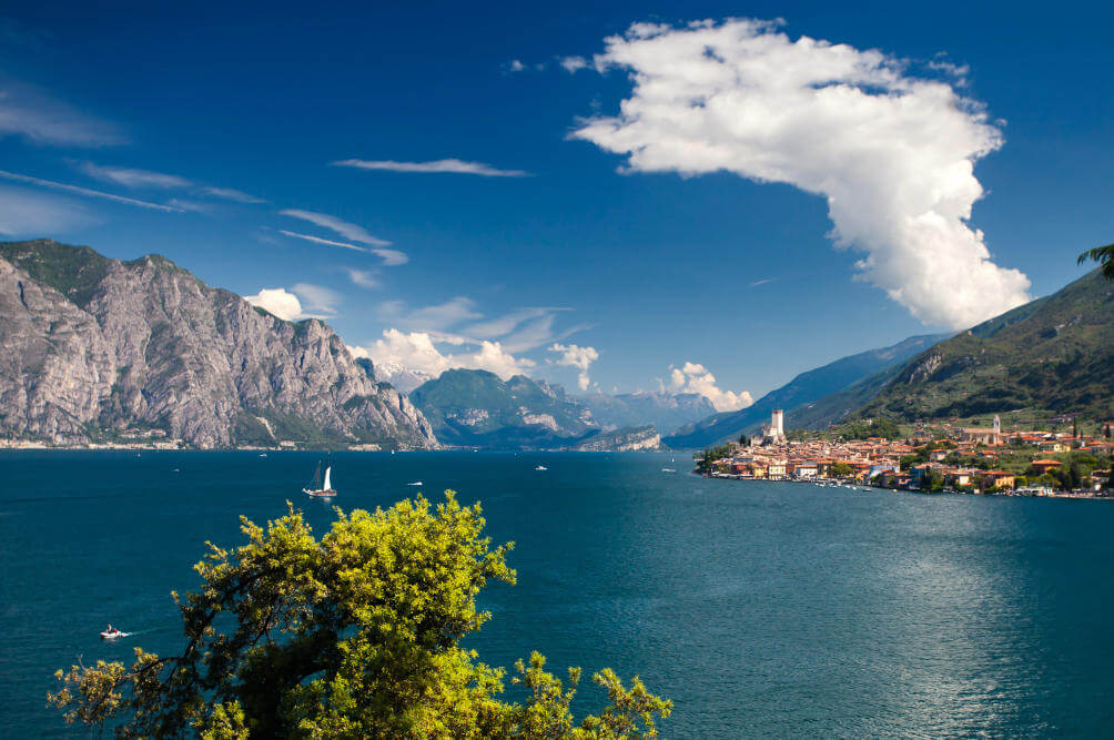 Blick auf den Gardasee und die antike Stadt Malcesine.