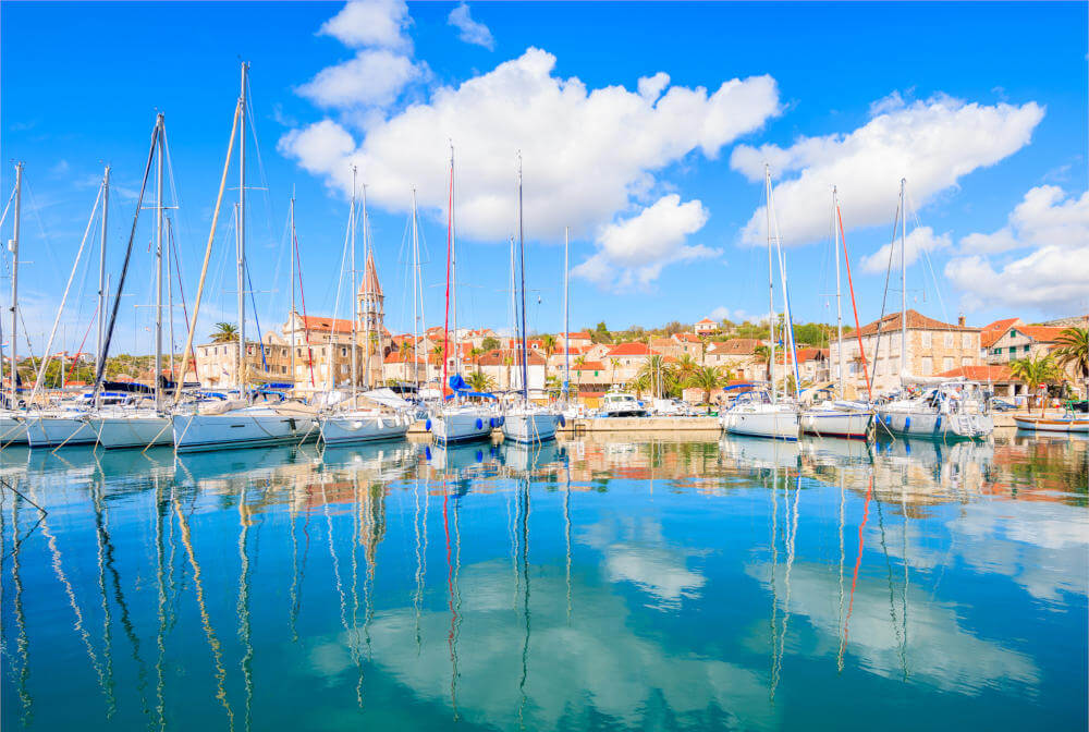 Blick auf den Hafen von Milna mit Segel- und Fischerbooten, Insel Brac, Kroatien