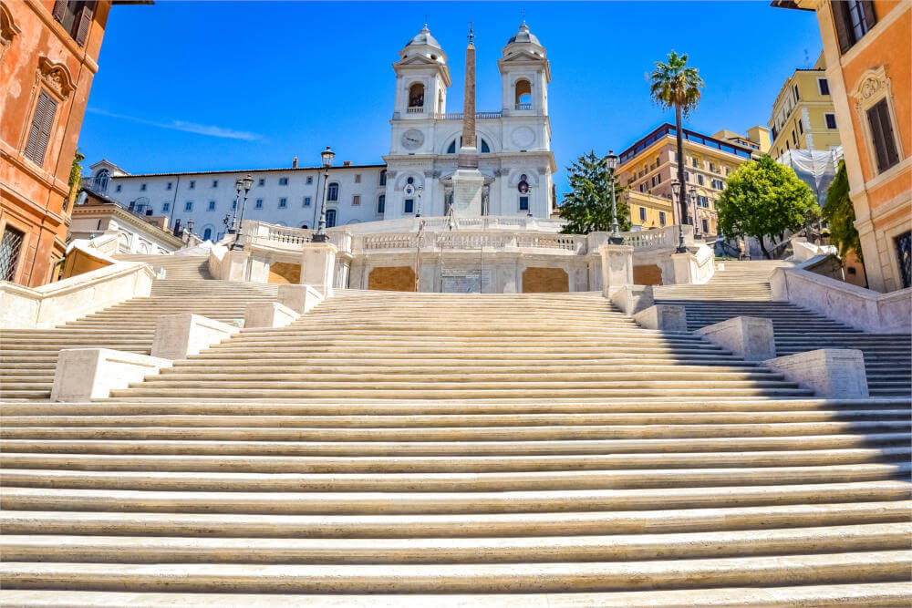 Die Spanische Treppe (Scalinata di Trinita dei Monti) mit Blick auf die Kirche der Santissima Trinità dei Monti, Rom, Italien