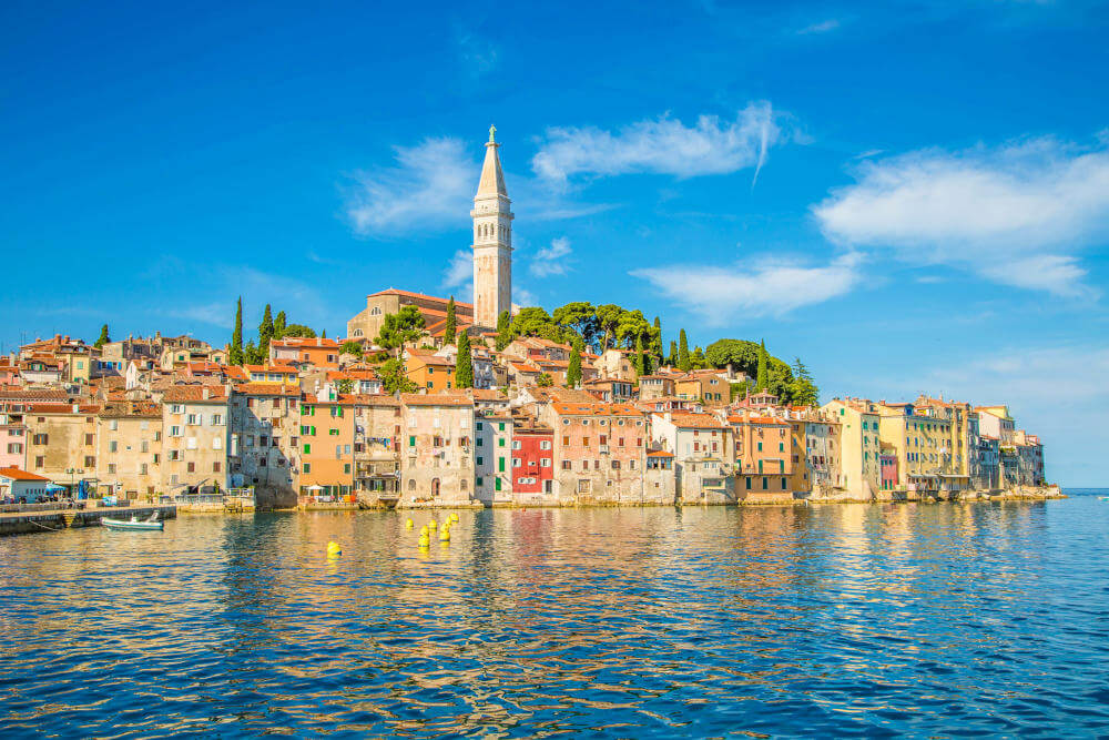 Blick auf die Altstadt von Rovinj, den Hafen und die Kirche der Hl. Euphemia, Istrien, Kroatien.