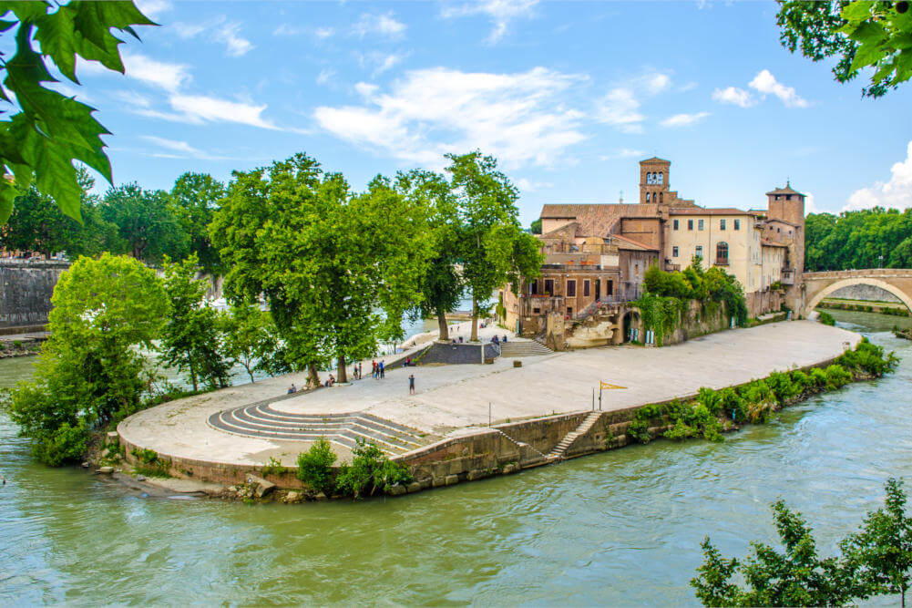 Blick auf die Isola Tiberina, die größte Insel des Flusses Tiber in Rom.