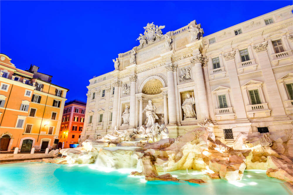 Blick auf den Trevibrunnen (Fontana di Trevi) in Rom